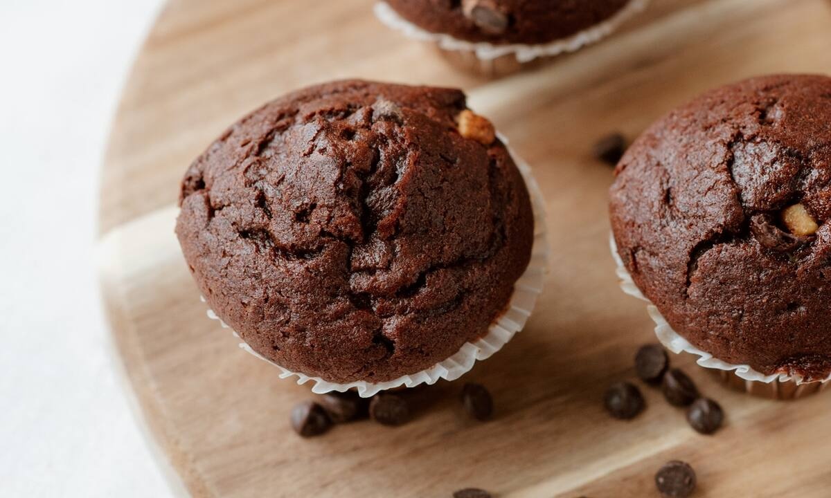 Η απόλυτη συνταγή για τα πιο νόστιμα chocolate cupcakes που θα φτιάξεις σε χρόνο dt
