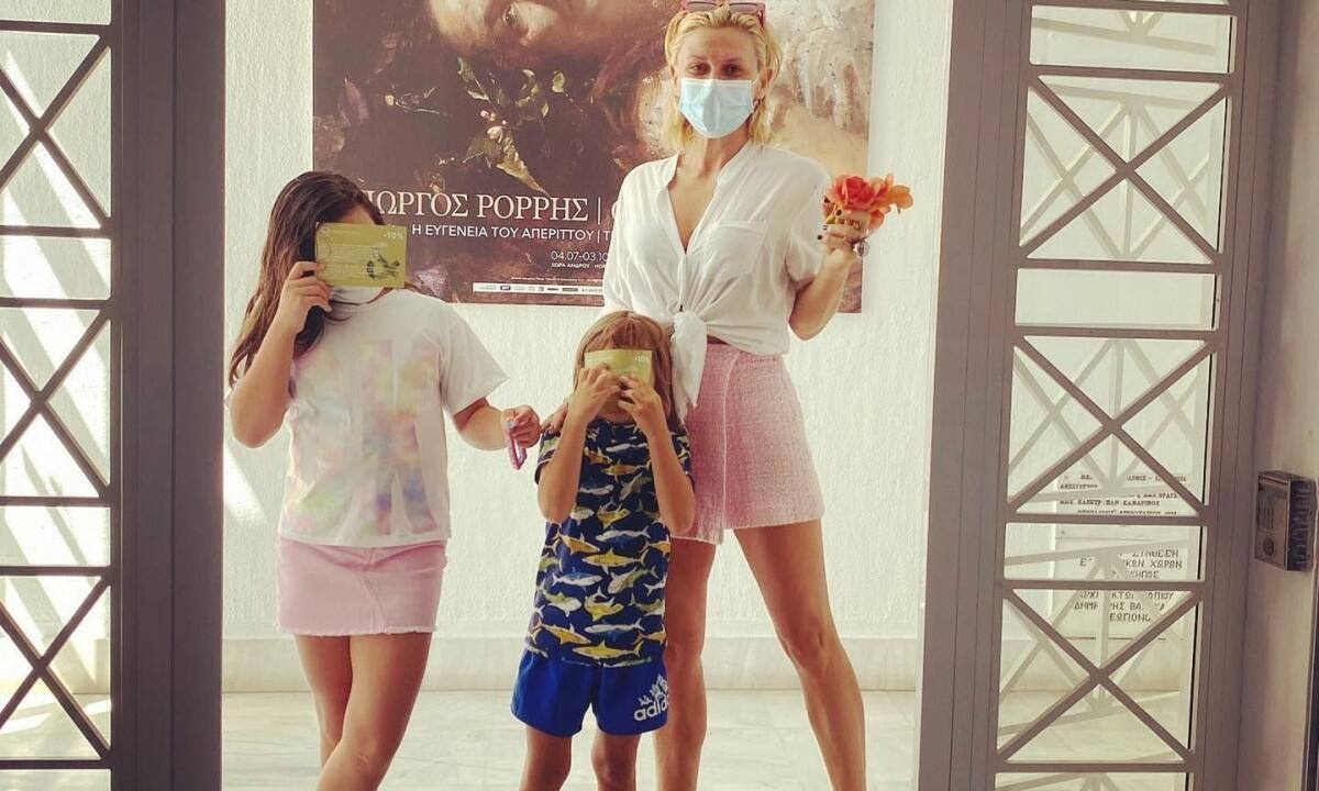 Κατερίνα Καραβάτου: Οι ασπρόμαυρες φωτογραφίες των παιδιών της από βόλτα στην εξοχή