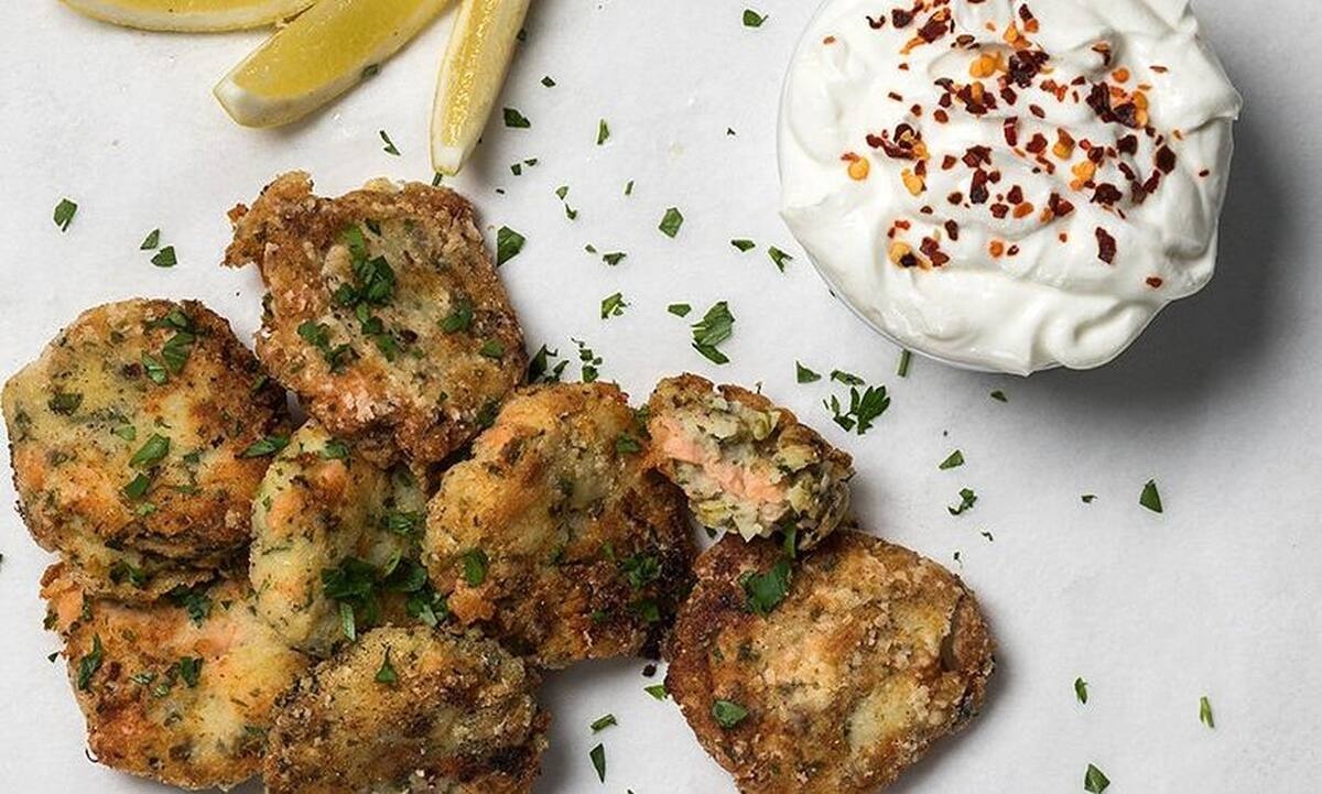 Πατατοκεφτέδες με σολομό από τον Άκη Πετρετζίκη