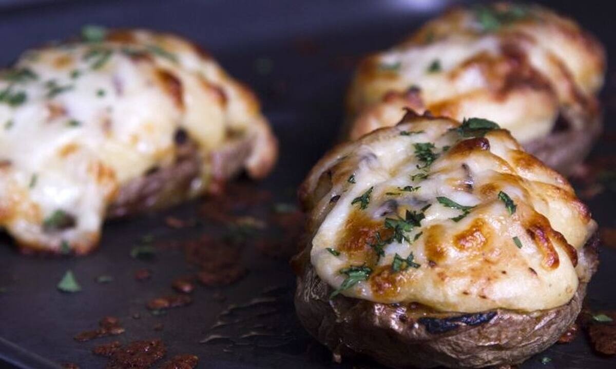 Γεμιστές πατάτες με λουκάνικο από τον Άκη Πετρετζίκη