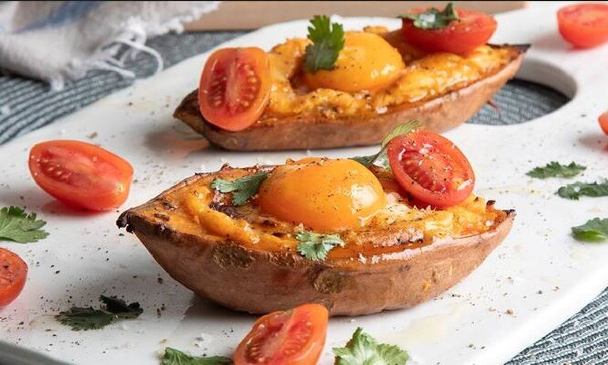 Ψητές γλυκοπατάτες με αυγά από τον Άκη Πετρετζίκη