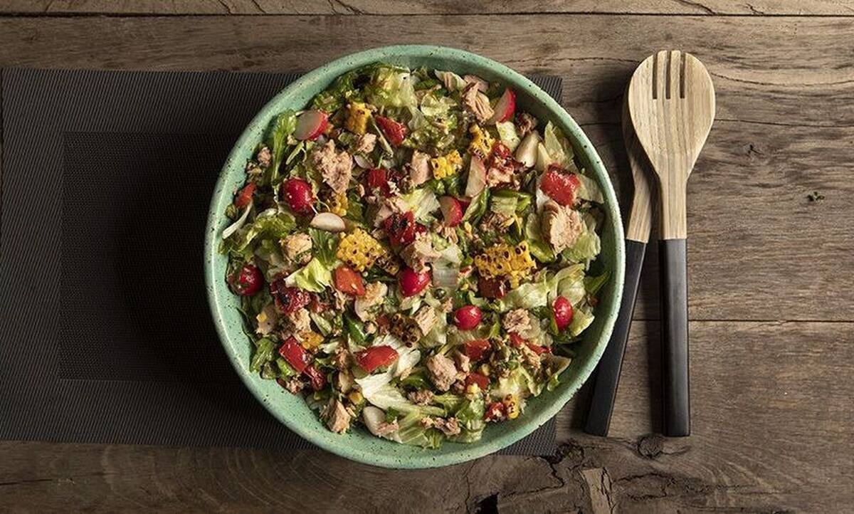 Σαλάτα με λαχανικά και καπνιστό τόνο από τον Άκη Πετρετζίκη