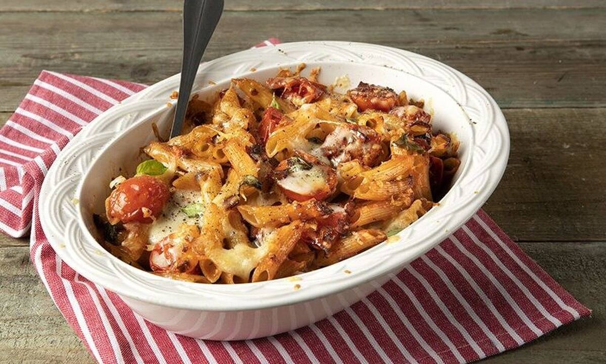 Πένες φούρνου με τυριά και μπέικον από τον Άκη Πετρετζίκη