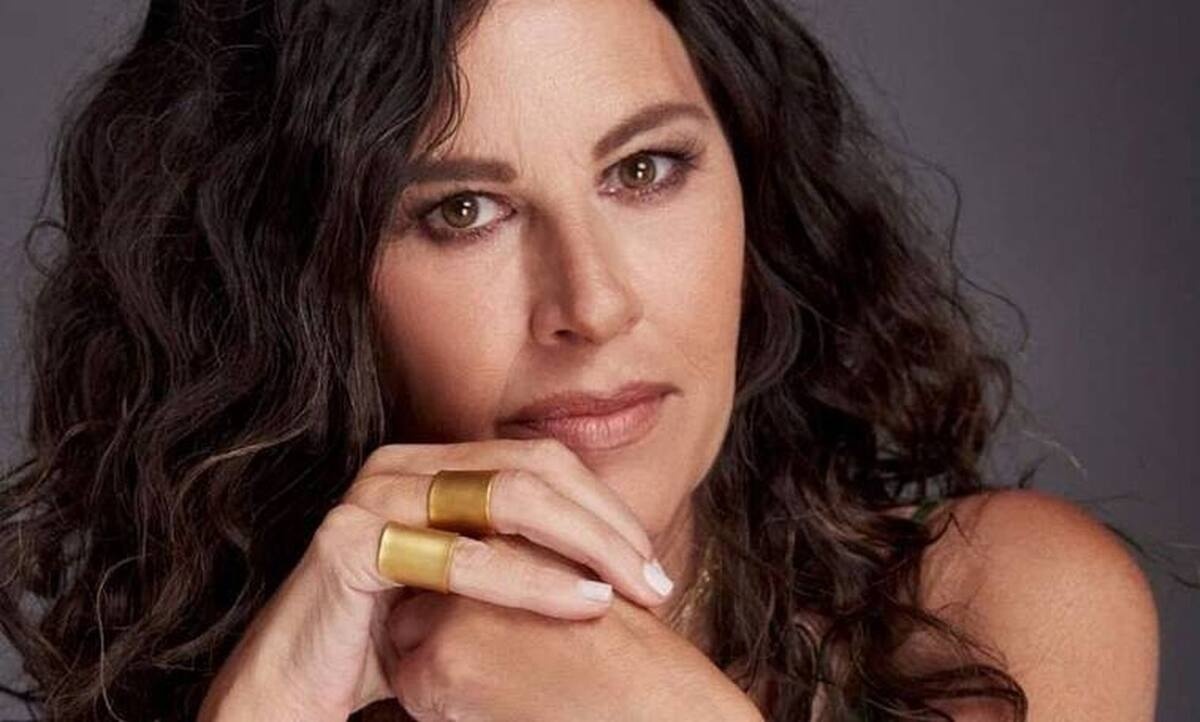 Ελευθερία Αρβανιτάκη: «Ερωτεύτηκα τη φωνή της Τζένης Βάνου, οπότε και μελέτησα το ρεπερτόριό της»