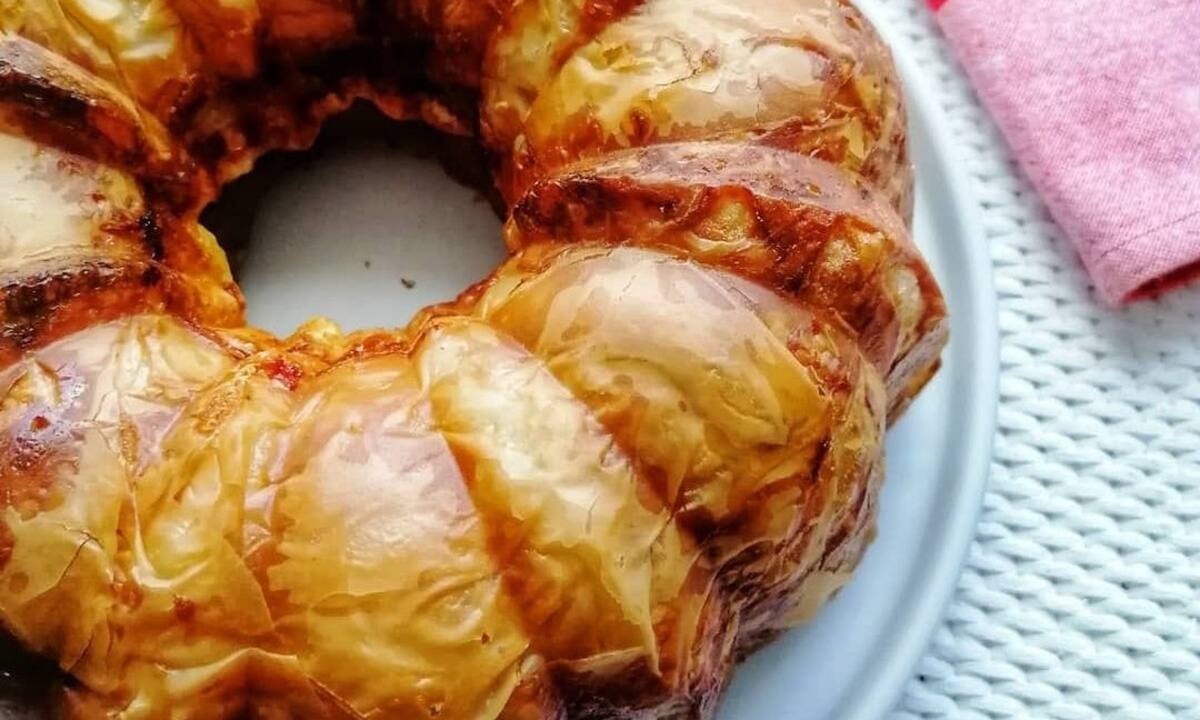 Όταν η τυρόπιτα ψήνεται σε μια φόρμα κέικ