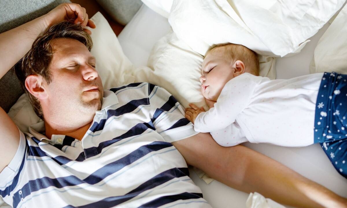 Όταν τα μωρά ξυπνάνε τον μπαμπά τους - Ξεκαρδιστικό βίντεο