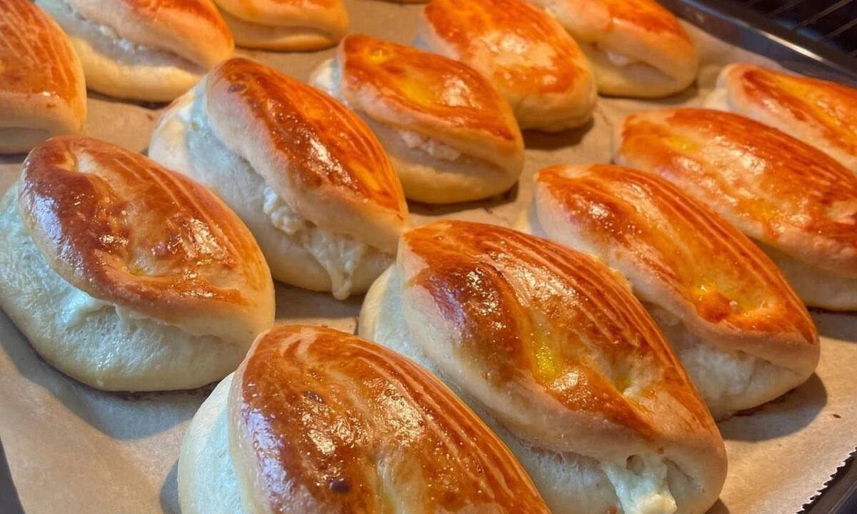 Λαχταριστά μαμαδίστικα τυροπιτάκια με την πιο νόστιμη και αφράτη ζύμη