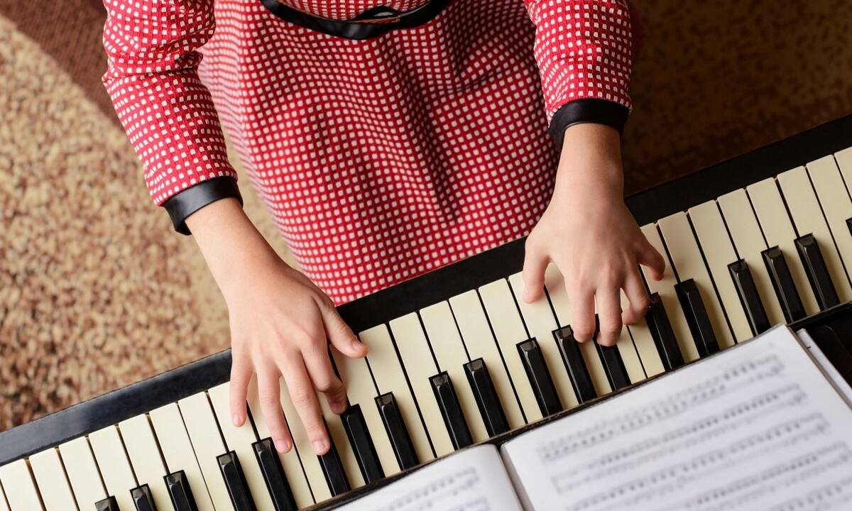 Παππούς με Αλτσχάιμερ απολαμβάνει την εγγονή του που παίζει πιάνο (vid)