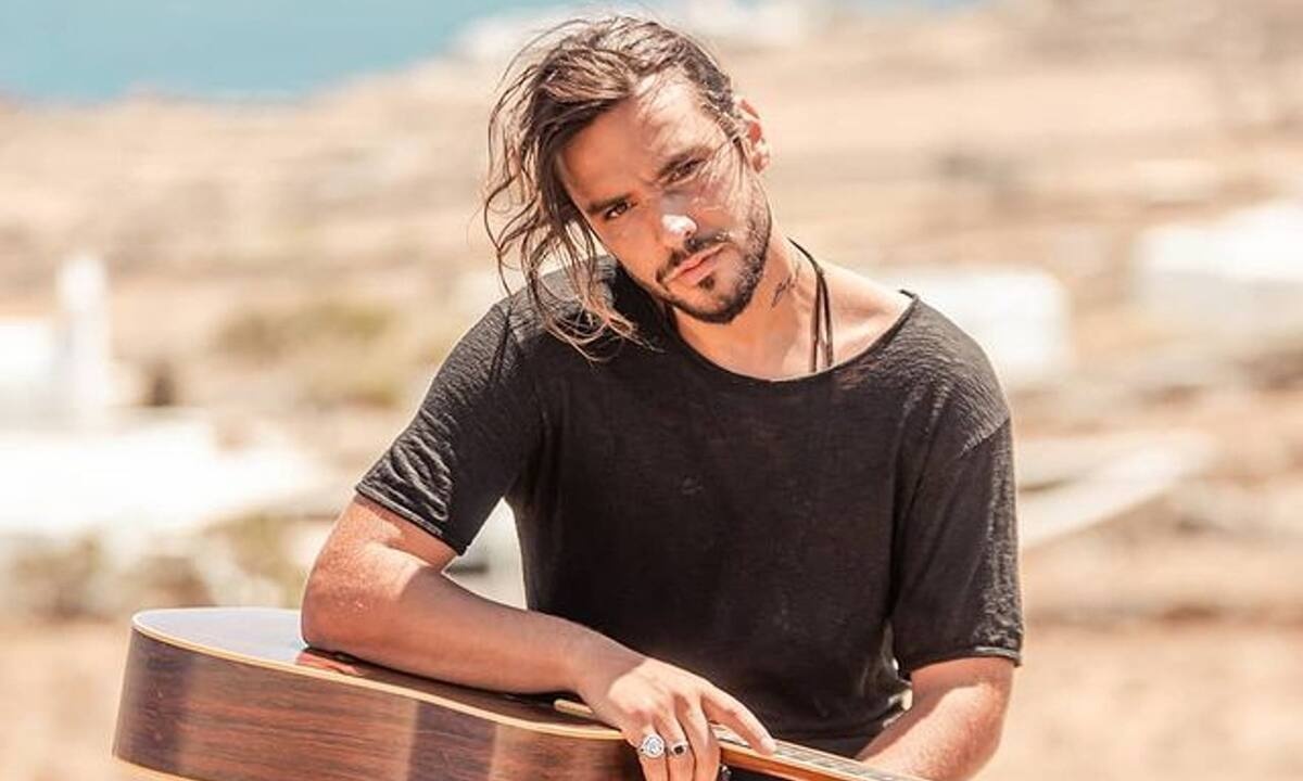 Άρις Πετράκης: Αυτός είναι ο γόης καλλιτέχνης που έχει τρελάνει τις έφηβες