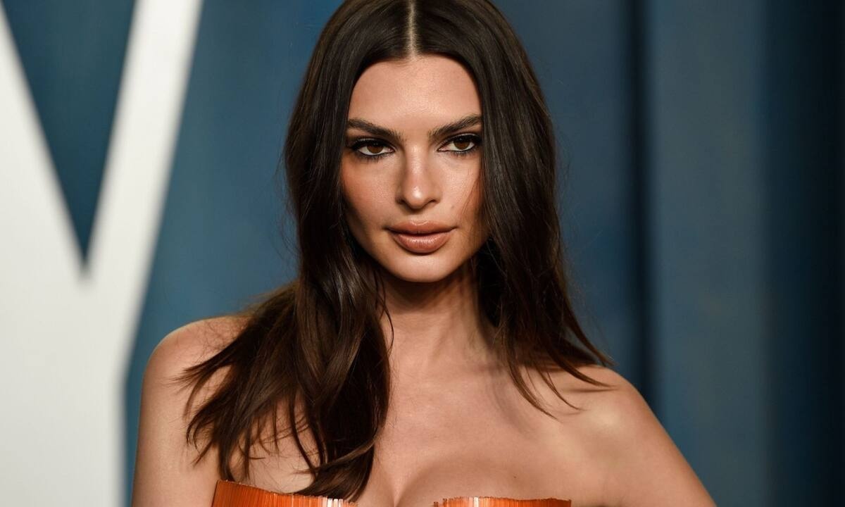 Η Emily Ratajkowski βίωσε και η ίδια την απιστία & «δίκασε» τον Adam Levine στο Tik Tok