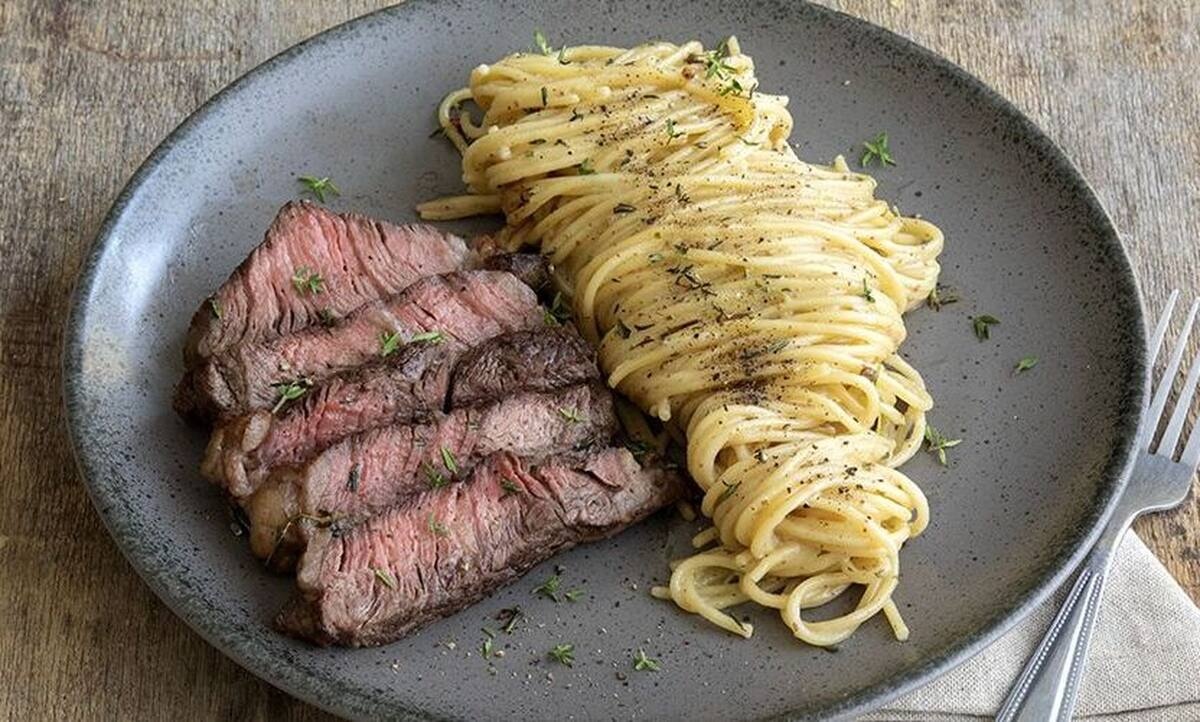 Creamy steak pasta από τον Άκη Πετρετζίκη