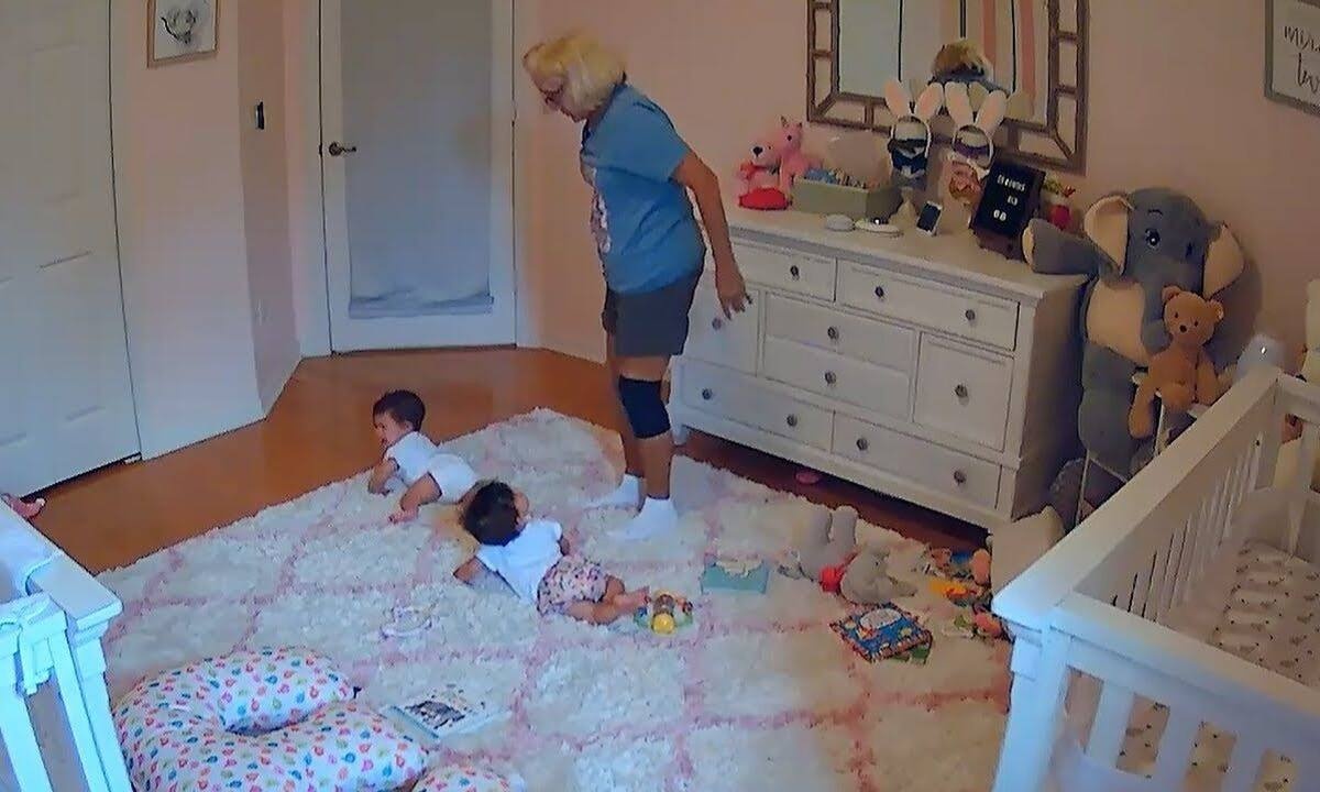 Γιαγιά τρέχει πίσω από τα δίδυμα και δεν τα προλαβαίνει