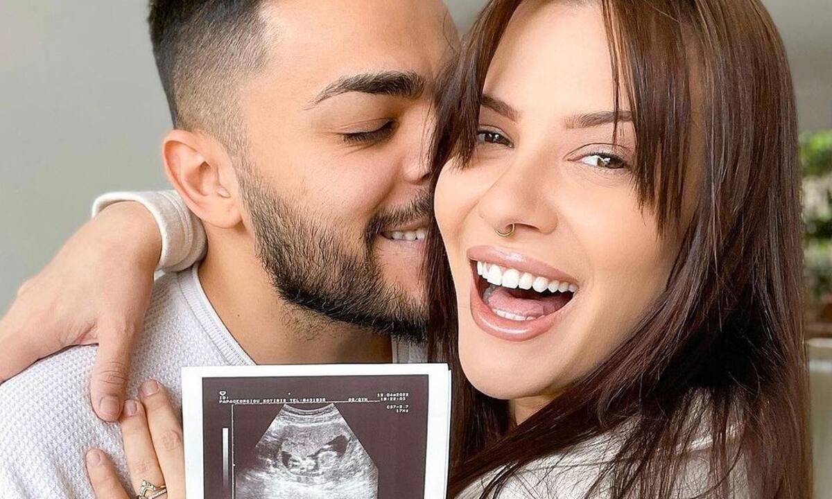 Λάουρα Νάργες: Ο Χρήστος Σαντικάι ετοιμάζει το λίκνο του μωρού κι εκείνη τον φωτογραφίζει