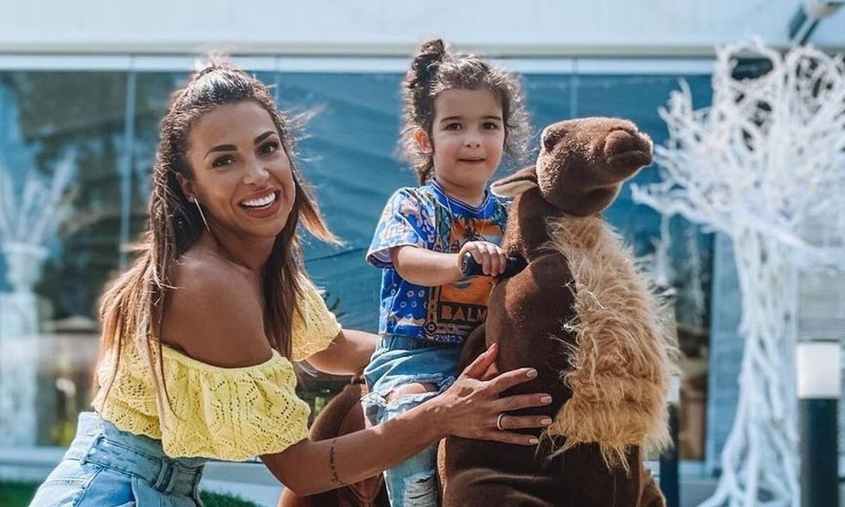 Ελένη Χατζίδου: Η τρίχρονη Μελίτα μαθαίνει να φτιάχνει marble cake