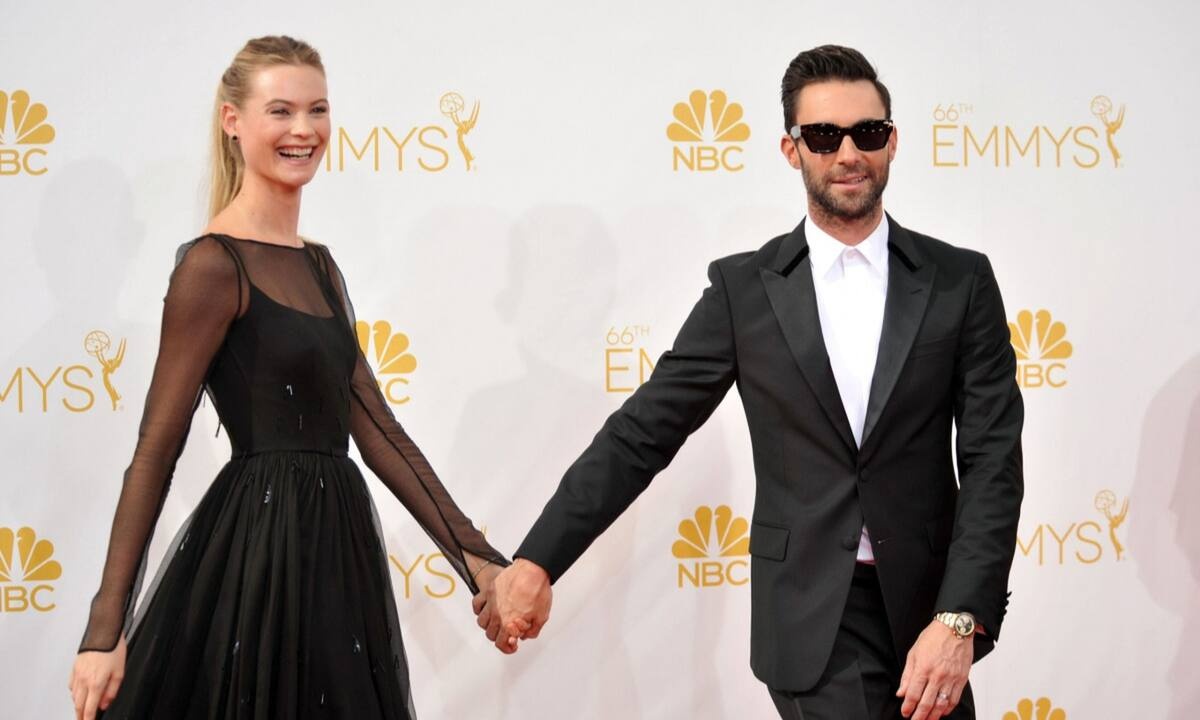 Η σύζυγος του άπιστου Adam Levine τον στήριξε στην πρώτη επίσημη εμφάνιση μαζί του