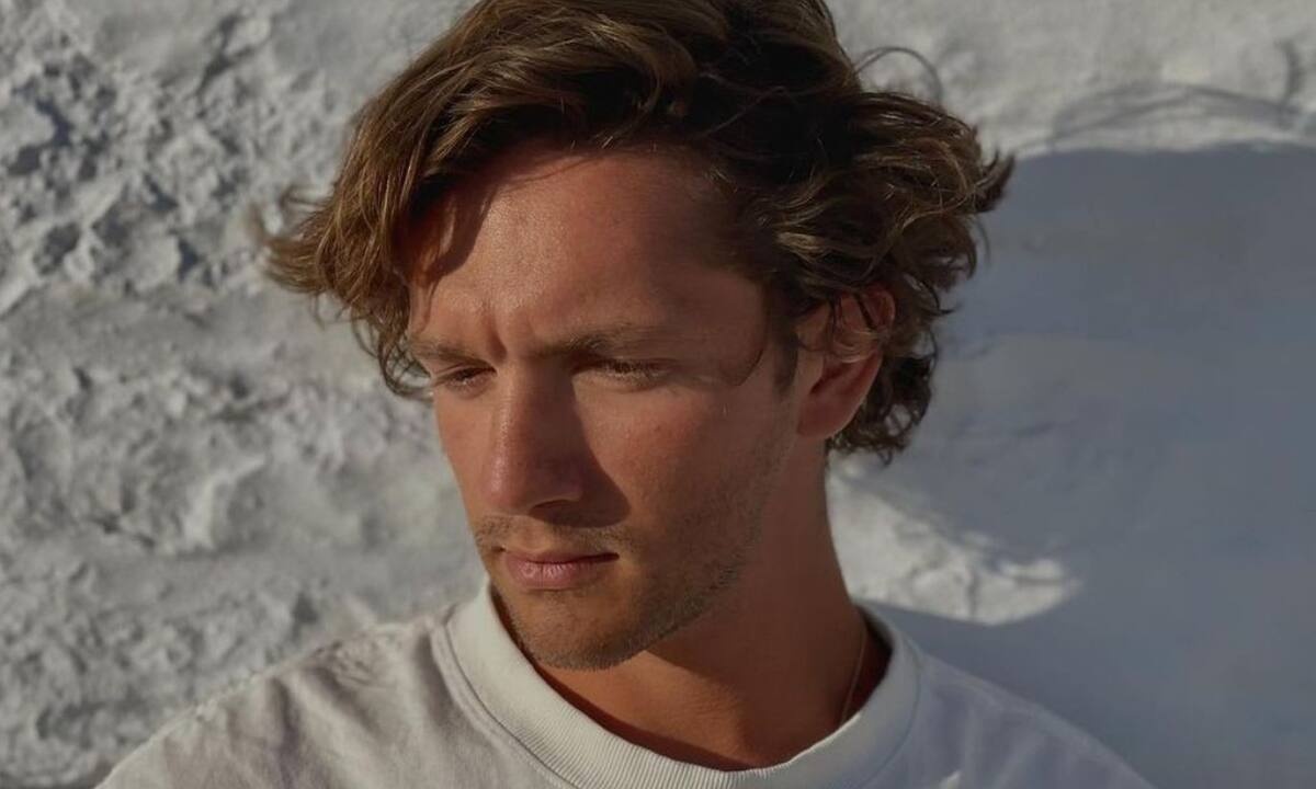 Μαύρο Ρόδο: Ο Μιχαήλ Ταμπακάκης εμφανίστηκε γυμνός και το Twitter αποθέωσε στη στιγμή