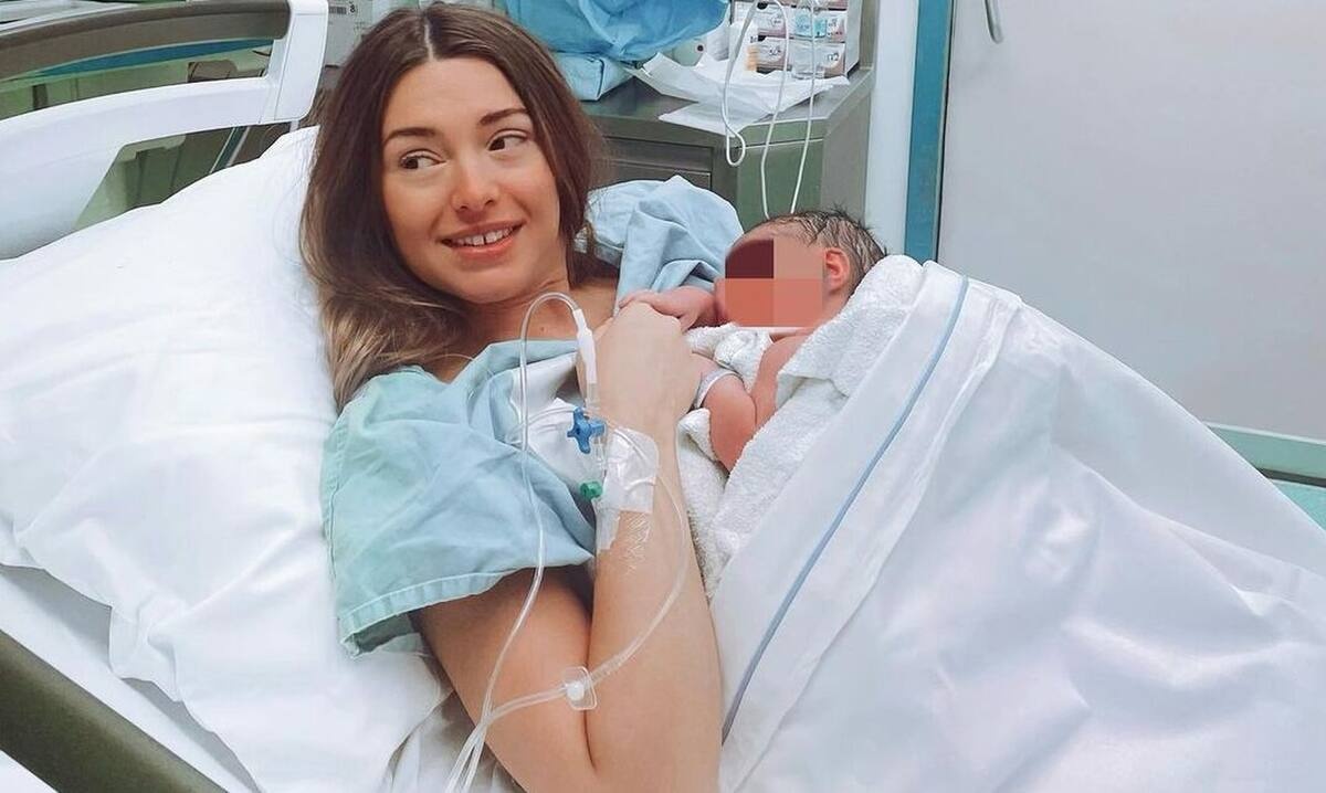 Ιωάννα Σιαμπάνη: Οι νέες φώτο από το μαιευτήριο - H επίσκεψη και τα λουλούδια