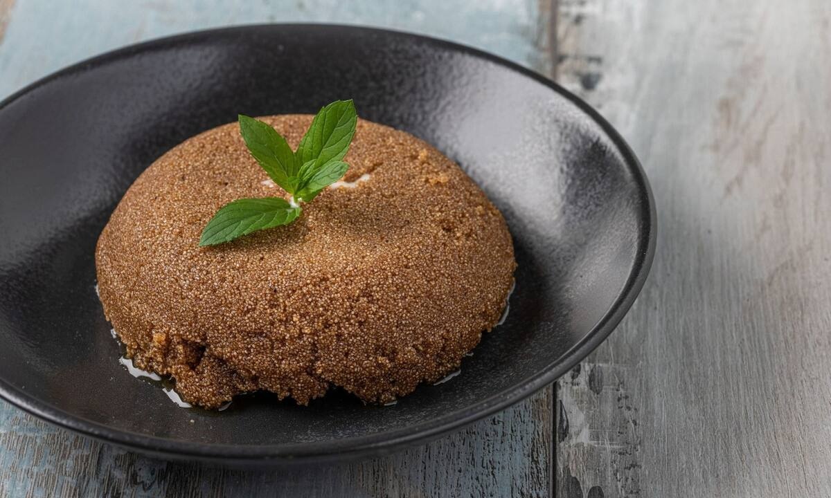 Σιμιγδαλένιος χαλβάς με γάλα και μελάσα