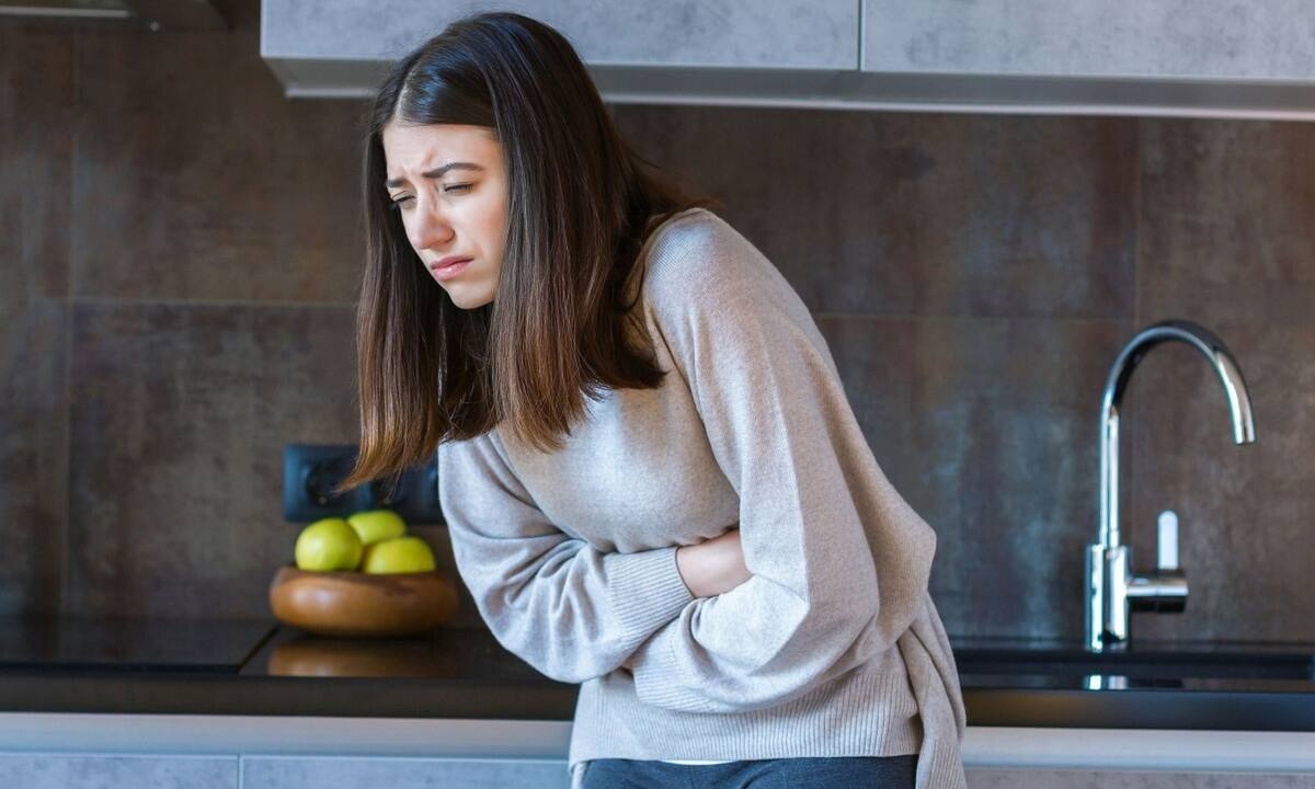 Πόνος στο στομάχι μετά το φαγητό: Δέκα πιθανοί λόγοι