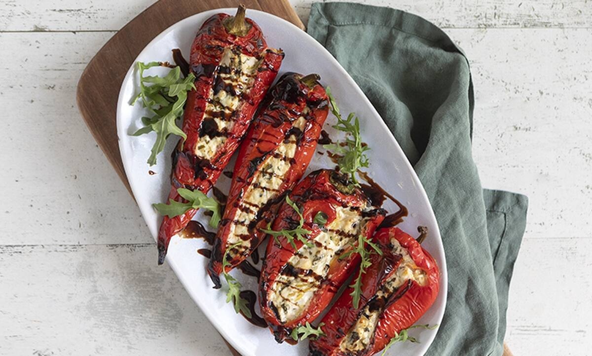 Πιπεριές γεμιστές με τυρί από τον Άκη Πετρετζίκη