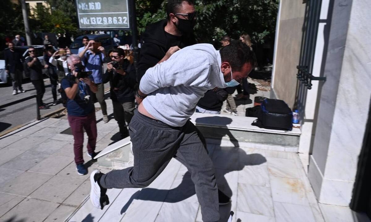 Κολωνός: Ενώπιον του ανακριτή ο 53χρονος που βίασε την 12χρονη - Έντονες αποδοκιμασίες (vid)