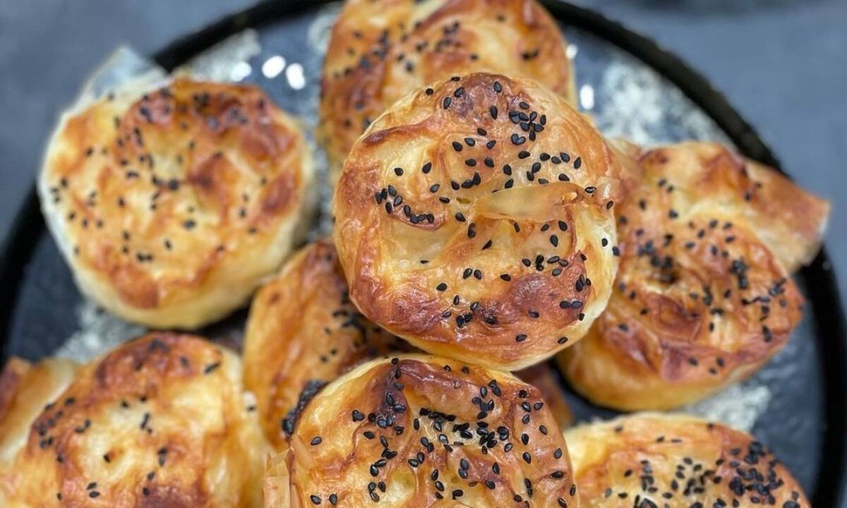 Στριφτά σπανακοτυροπιτάκια με φύλλο κρούστας