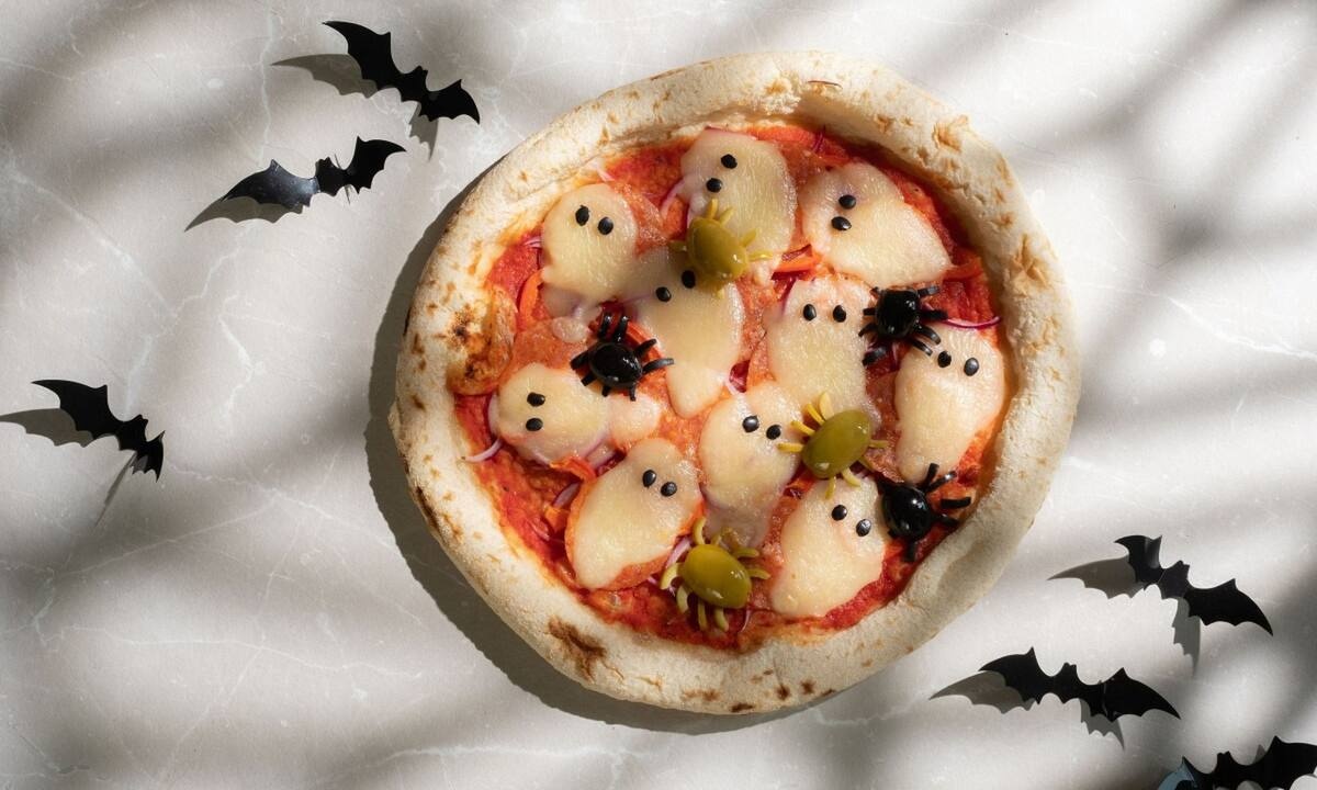 Halloween πίτσα για παιδιά με μικρά φαντασματάκια