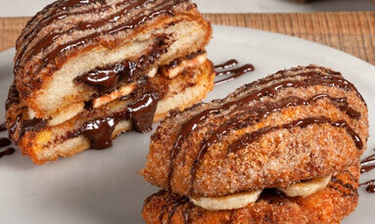 Fried banana burger από τον Άκη Πετρετζίκη