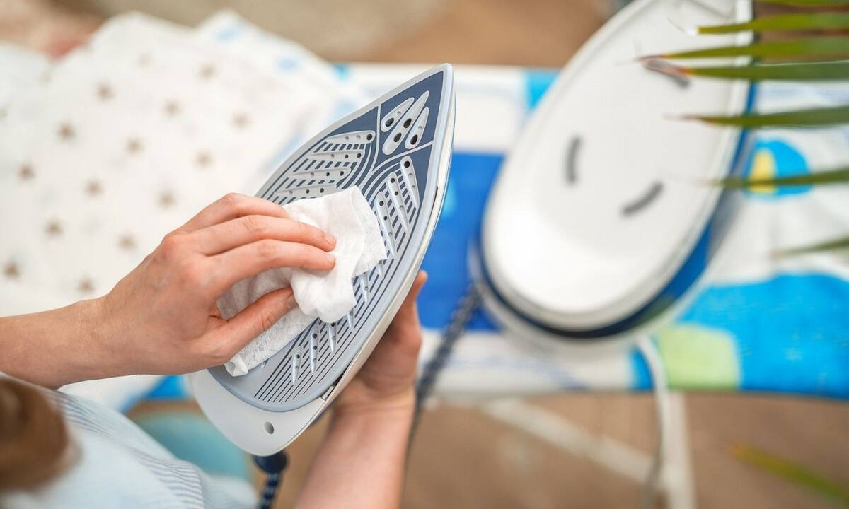 Πώς να καθαρίσετε τα άλατα από το σίδερο