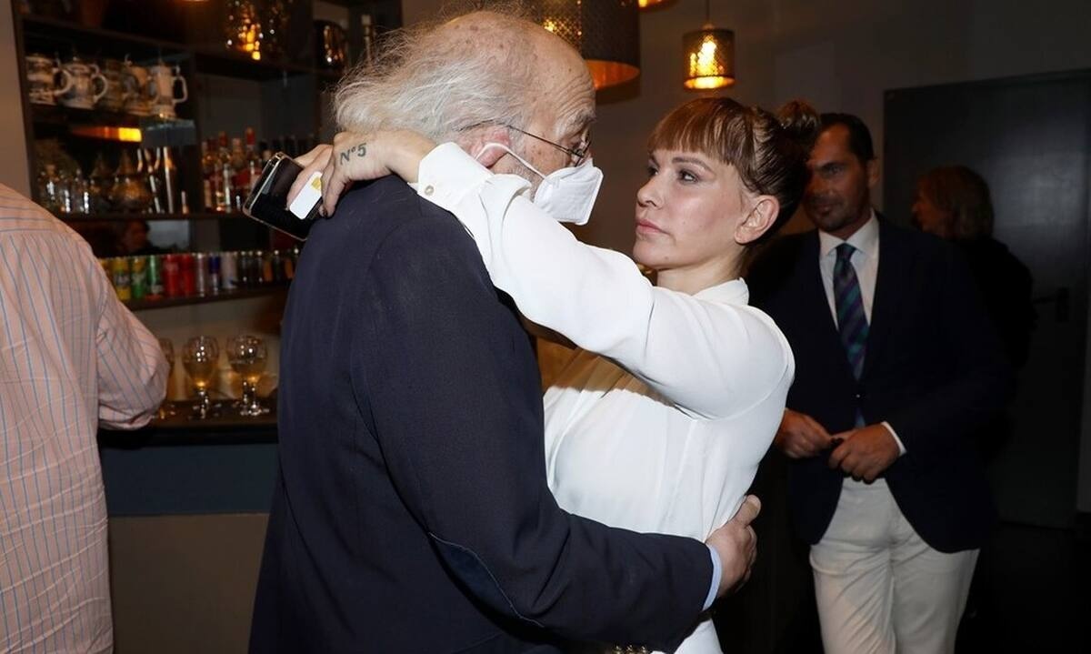 Ο Λυκουρέζος στην πρεμιέρα της Καλογρίδη – Το τετ α τετ τους και οι επώνυμες παρουσίες