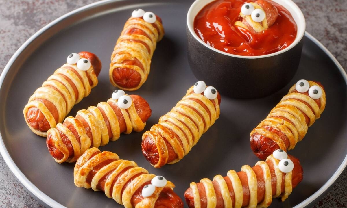 Halloween συνταγή για μούμιες με λουκανικάκια