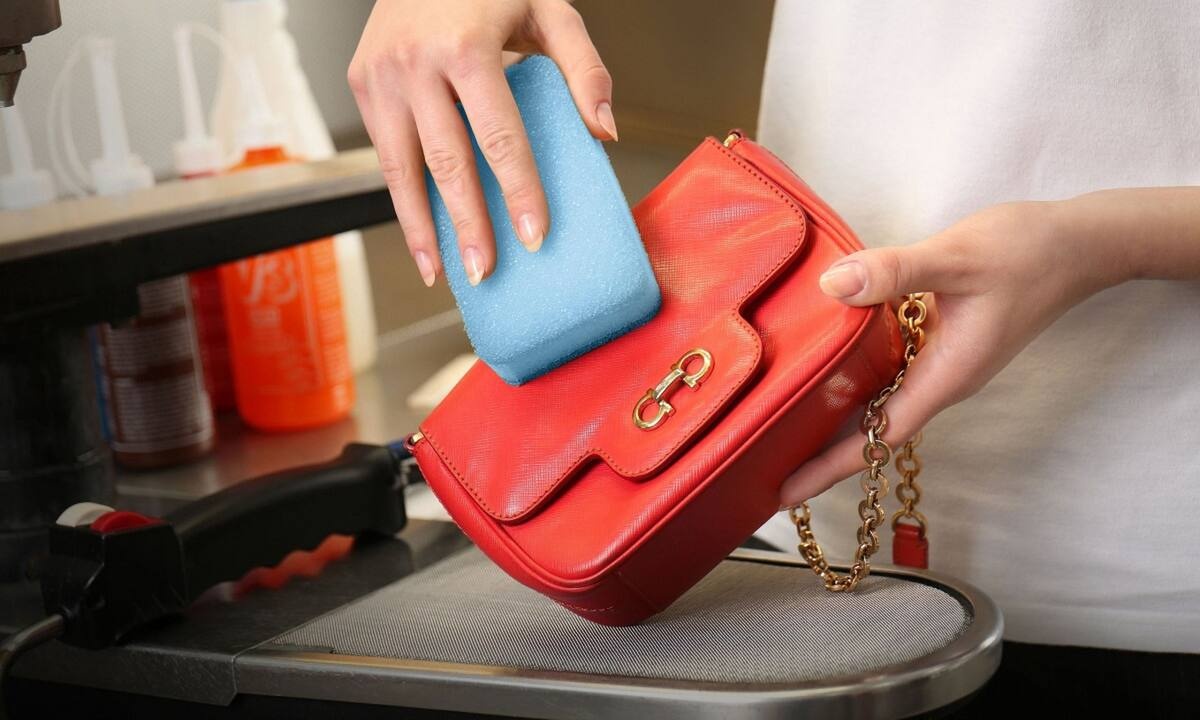 Πώς να βγάλετε λεκέδες από τη δερμάτινη τσάντα σας