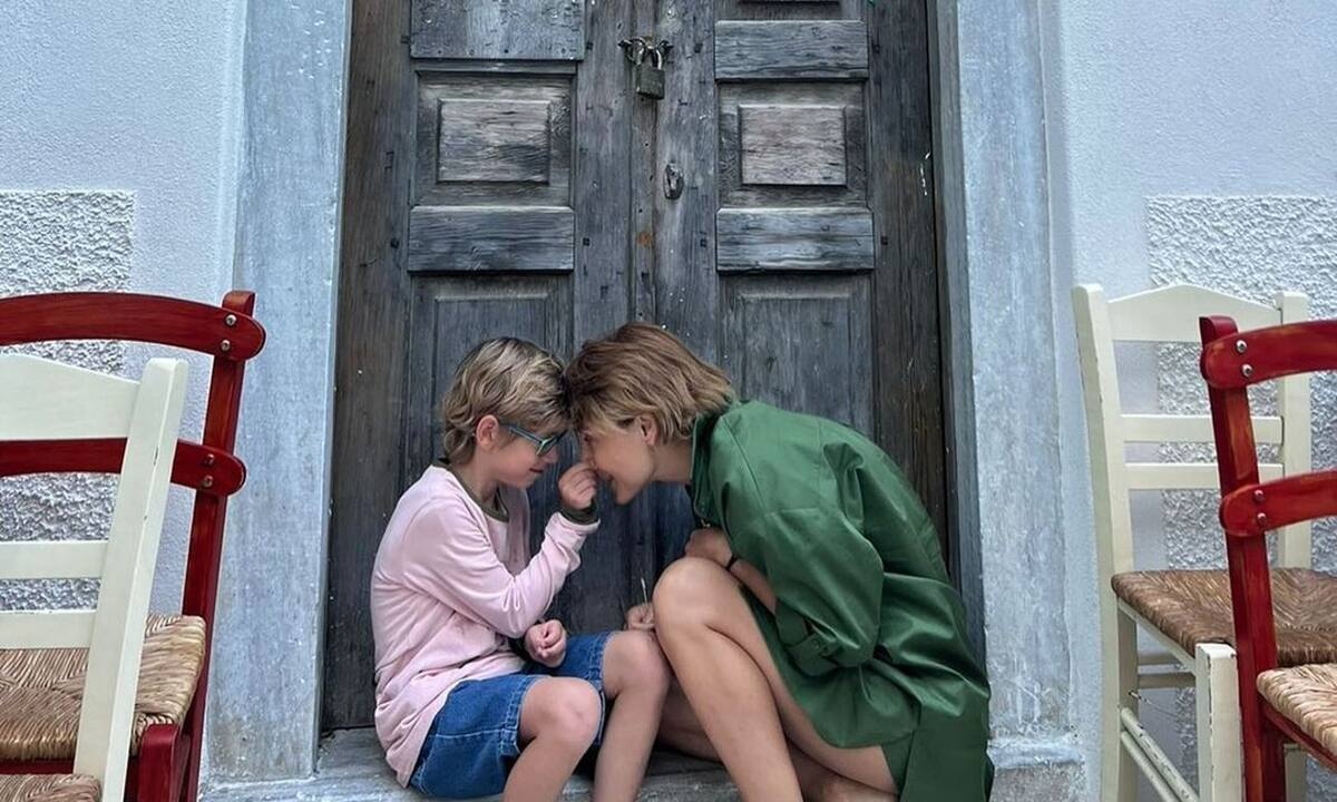 Ευδοκία Ρουμελιώτη: Πήγε βόλτα με τον γιο της και χόρεψε μαζί του