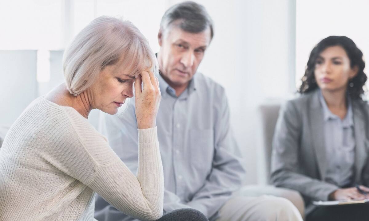 Εμμηνόπαυση: Πώς επηρεάζει τη σχέση με το σύντροφό σας