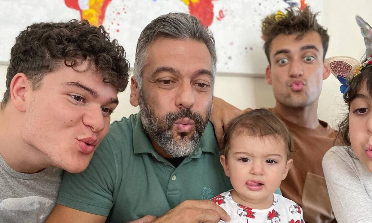 Στέλιος Κρητικός: Παιχνίδια με τις κόρες του