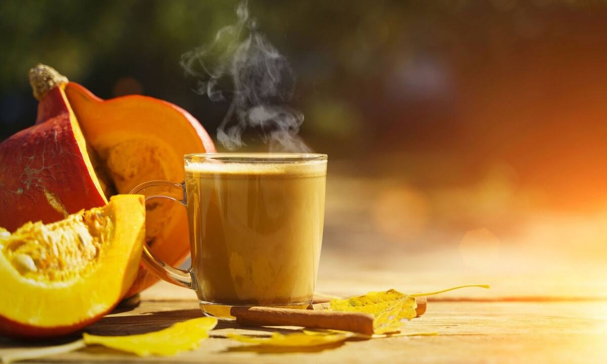 Ζεστό φθινοπωρινό ρόφημα με γλυκιά κολοκύθα