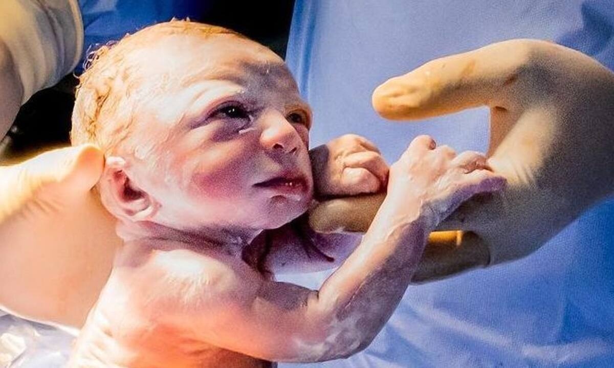 Μοναδικά στιγμιότυπα με νεογέννητα στην αίθουσα τοκετού