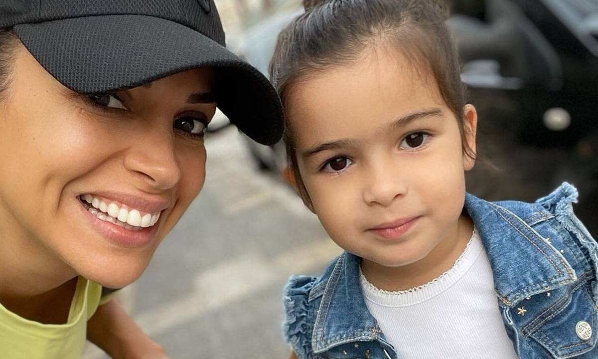 Ελένη Χατζίδου: Η Μελίτα φτιάχνει παζλ και το χαίρεται πολύ