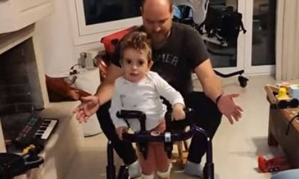 Ό, τι πιο όμορφο! Ο Παναγιώτης Ραφαήλ κάνει τα πρώτα του βήματα