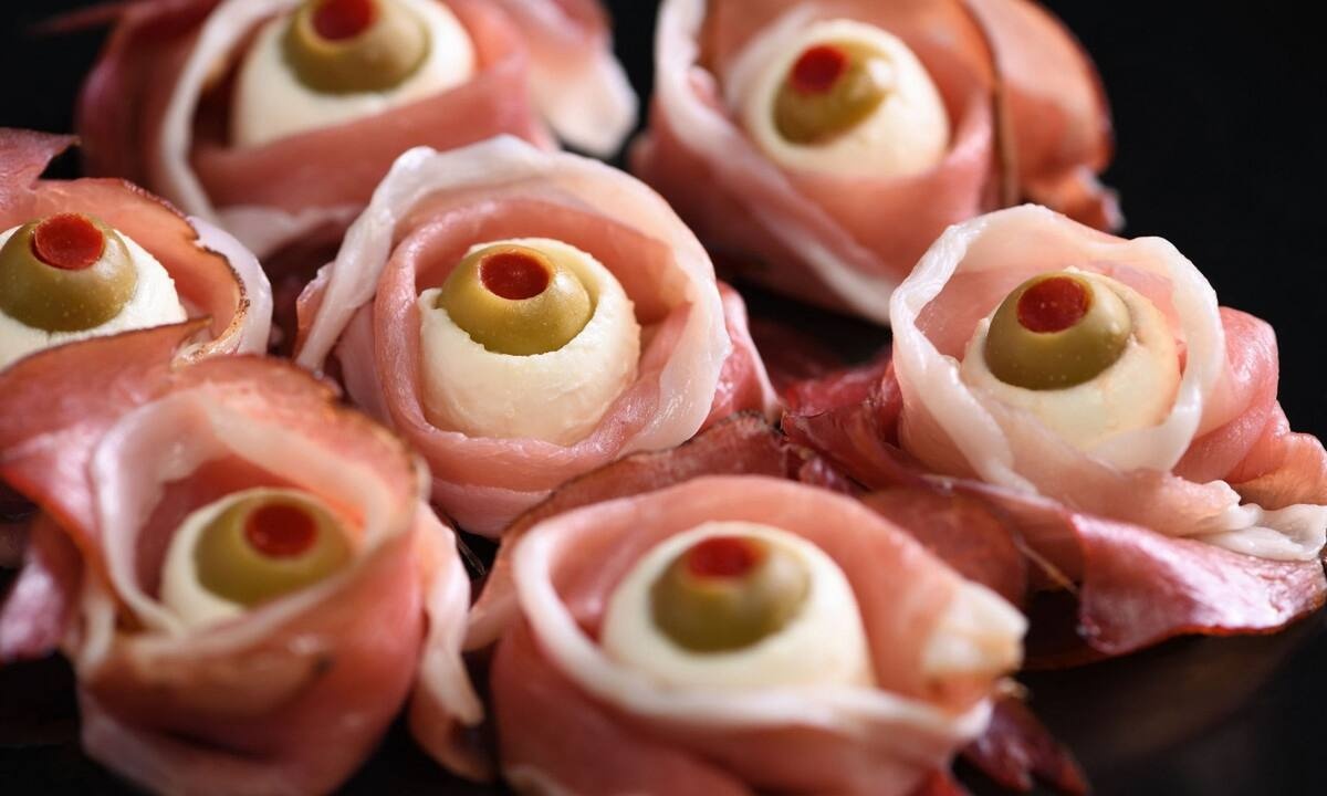 Halloween συνταγή: Μάτια με μοτσαρέλα, ζαμπόν και ελιές