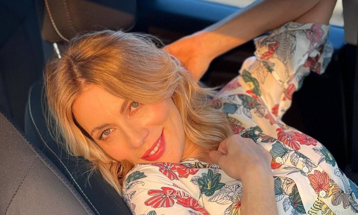 H Σμαράγδα Καρύδη έβαψε τα μαλλιά της πορτοκαλί (video)