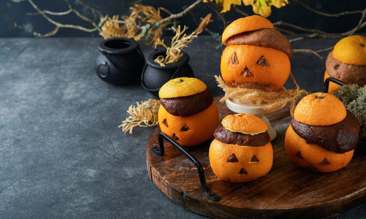 Halloween σοκολατένια κέικ μέσα σε πορτοκάλι