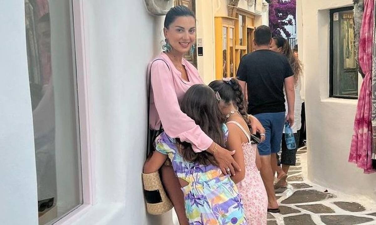 Σταματίνα Τσιμτσιλή: Η throwback φωτογραφία με τις δύο κόρες της