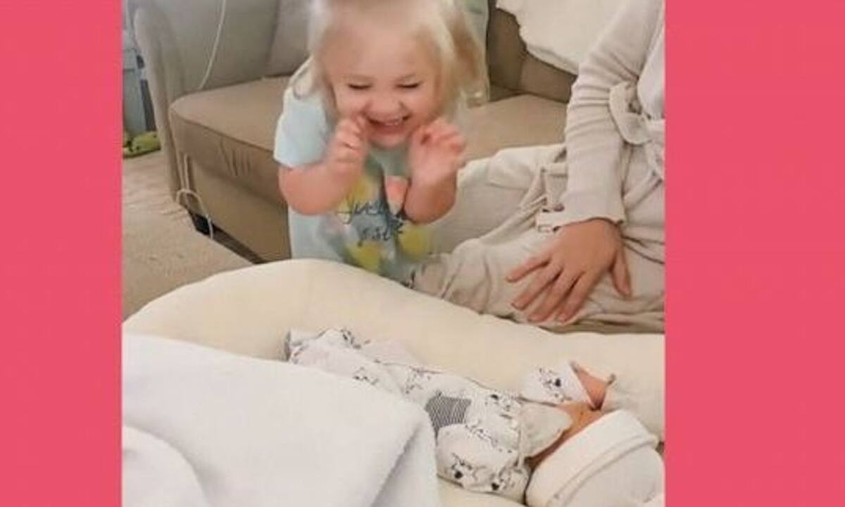 Κοριτσάκι συναντά το νεογέννητο αδερφάκι του και «λιώνει»