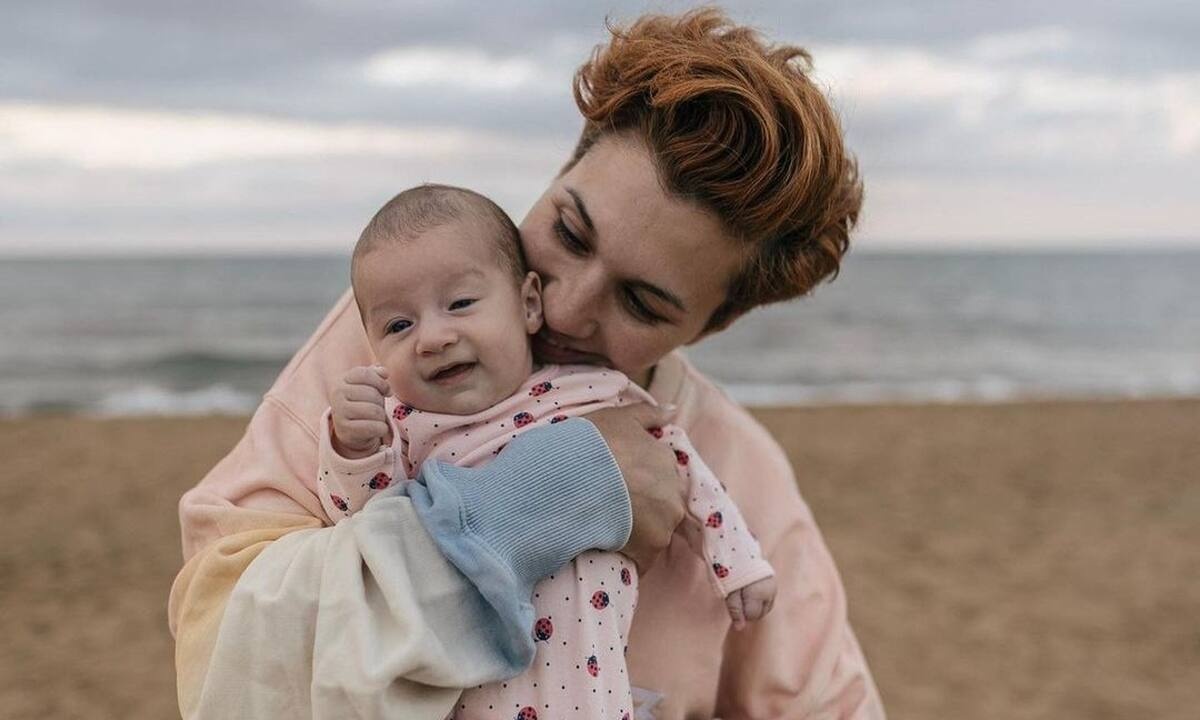 Πέννυ Μπαλατζή: Ο γιος της πηγαίνει την μπέμπα βόλτα με το καρότσι