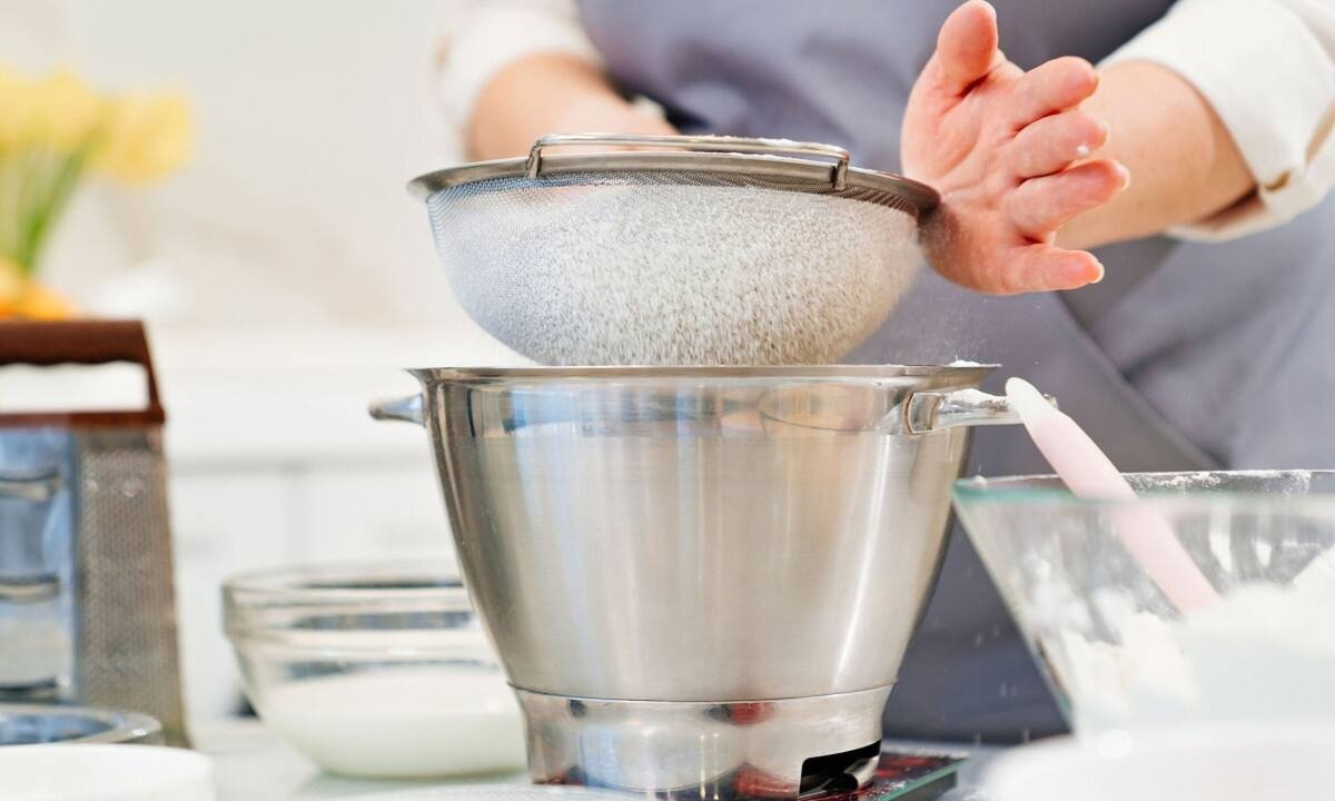 Πρέπει να κοσκινίζετε το αλεύρι όταν φτιάχνετε γλυκά;