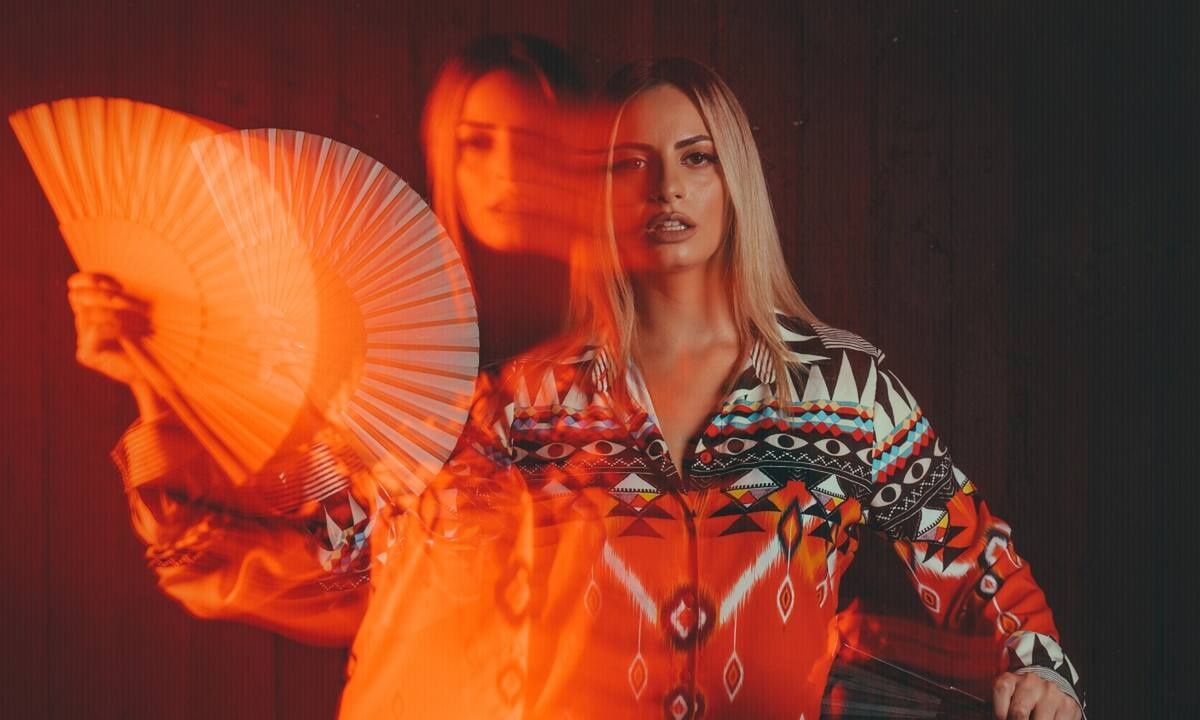 Το νέο τραγούδι της Daphne Lawrence έγινε viral και υπάρχει λόγος