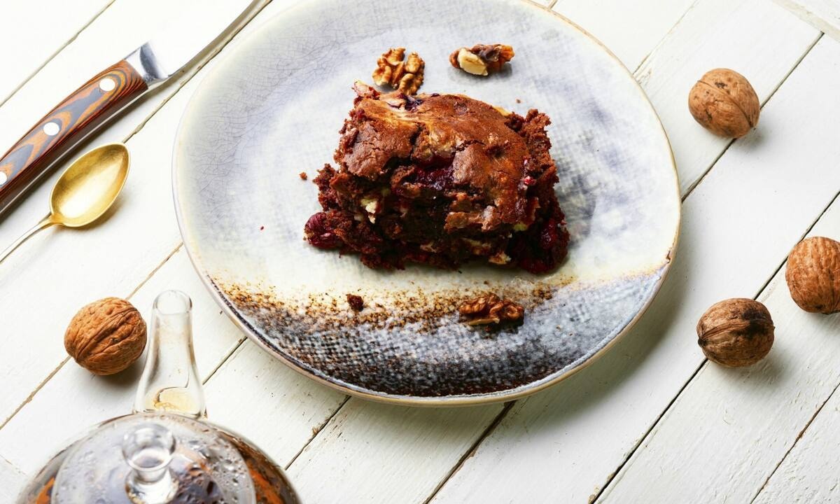 Σοκολατένιο brownie με καρύδια και κακάο