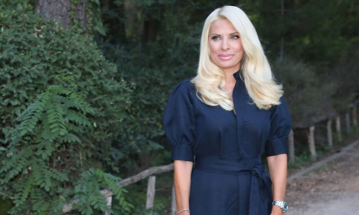 Πώς έφτιαξε το στιλ της η Ελένη Μενεγάκη εδώ και 4 δεκαετίες