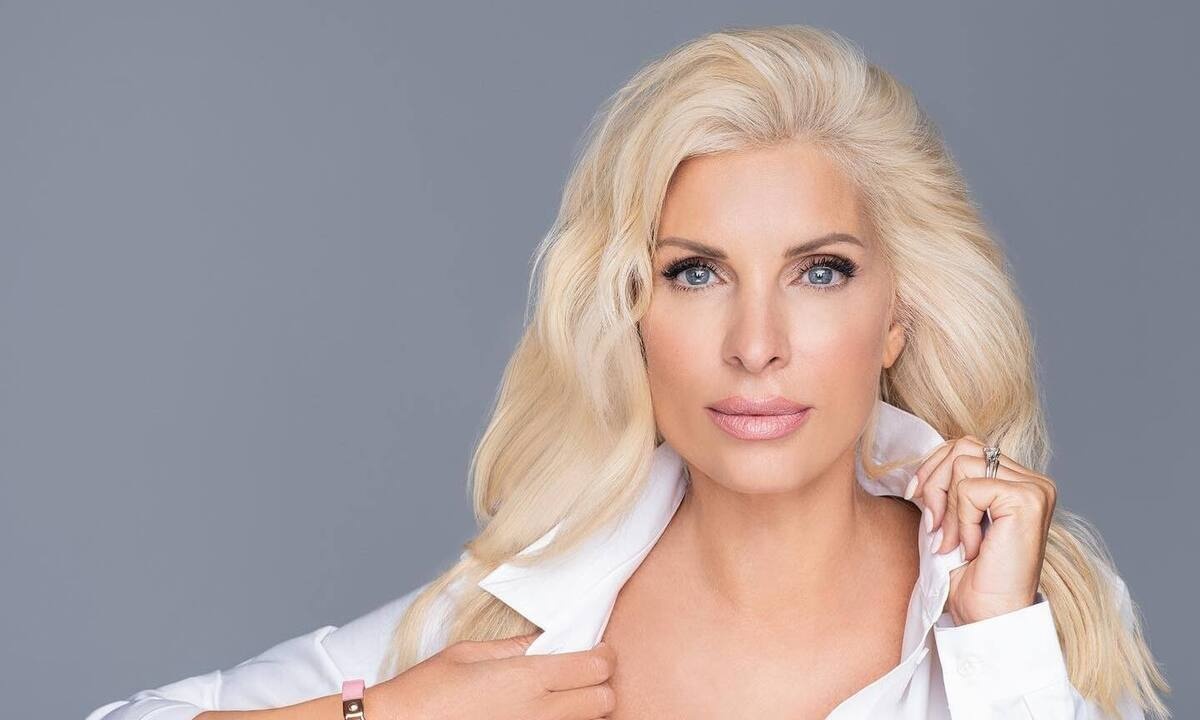 Ελένη Μενεγάκη: Το «μυστικό» μονοπάτι στο σπίτι της στην Άνδρο θυμίζει... παραμύθι